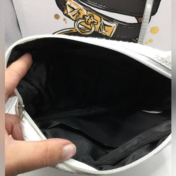 Mrs. Pouch - Picture 4 of 12